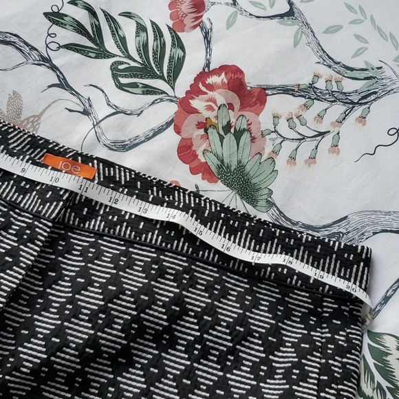 Black and white shorts - Picture 6 of 7